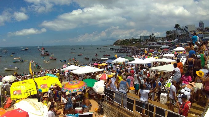 Fiéis se reúnem no Rio Vermelho para celebrar a festa de Iemanjá