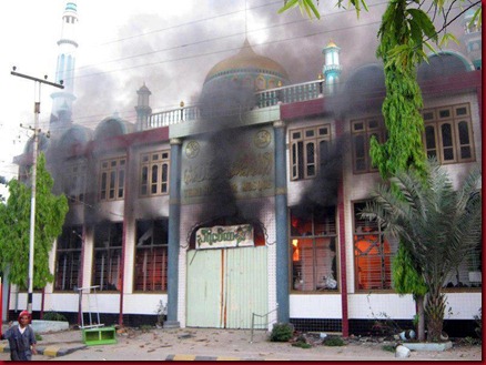 Budhis Myanmar Semakin Gila Bakar Masjid dan Rumah Muslim