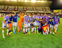 REAL VALLADOLID C. F. - Valladolid, España - Temporada 2016-17 - Mata, Becerra, Rafa, Renzo Zambrano, Álex Pérez, Pau Torres, André Leao, Álex López, Sergio Marcos, Javi Moyano, Jordán, Markel Etxeberría, Lichnovsky, Luismi, José, Anuar, Ángel, Ibán Salvador y Guitián - REAL VALLADOLID 1 (Lichnovsky) DEPORTIVO ALAVÉS 1 (Toquero); en los penaltys gana el Valladolid: 3 (Álex López, Sergio Marcos, Juan Villar) a 1 (Manu Barreiro) - 13/08/2016 - LXIII Trofeo Ciudad de Valladolid - Valladolid, Estadio José Zorrilla - Los jugadores del Valladolid celebran el triunfo en el campo con el Trofeo conseguido