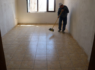 Yulhan sweeping again, having completed the skirting