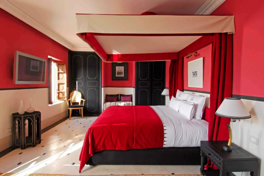kombinasi dua warna merah untuk dinding kamar tidur