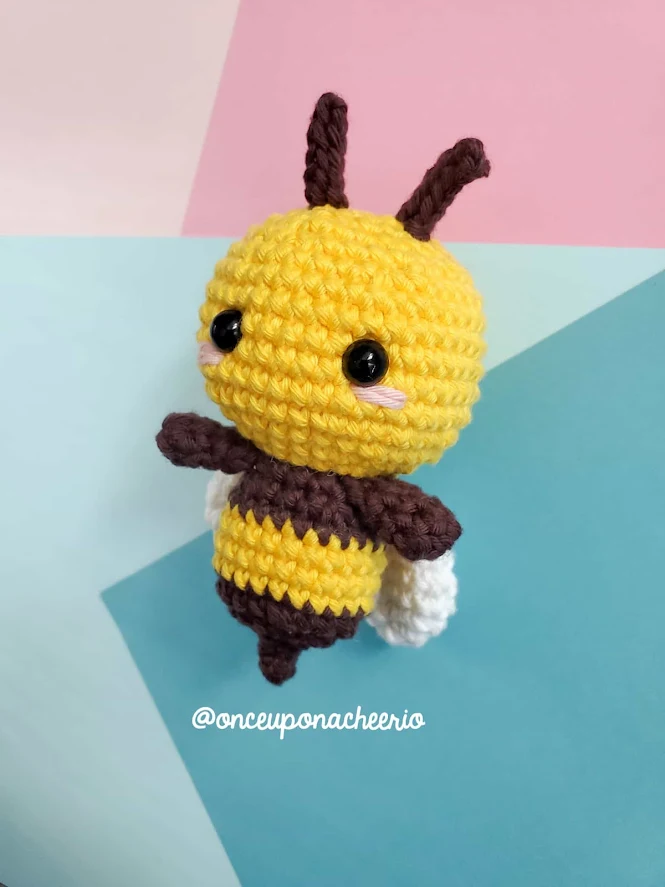 No-sew amigurumi mini crochet bee pattern FREE