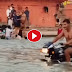 अयोध्या राम की पैड़ी में युवक ने क‍िया बाइक स्टंट, पुलिस ने स‍िखाया सबक; देखें Video