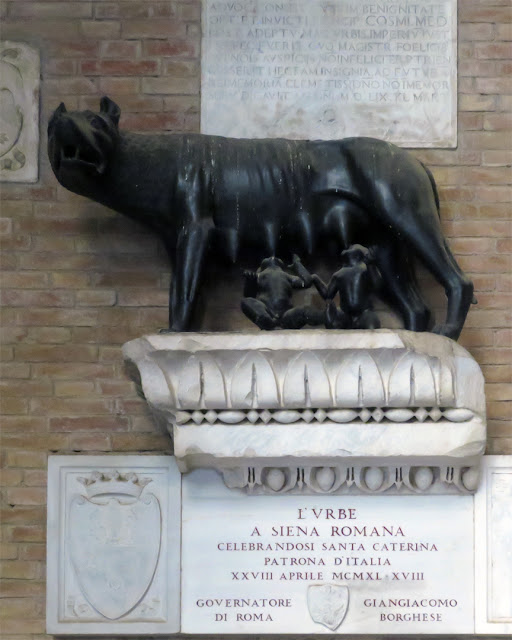 Lupa Capitolina, Capitoline Wolf, Palazzo Pubblico, Town Hall, Piazza del Campo, Siena