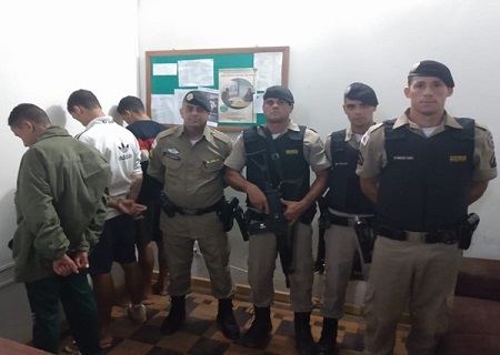 http://www.jornalocampeao.com/2019/11/homem-saca-arma-para-policial-em.html