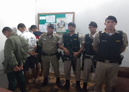 http://www.jornalocampeao.com/2019/11/homem-saca-arma-para-policial-em.html