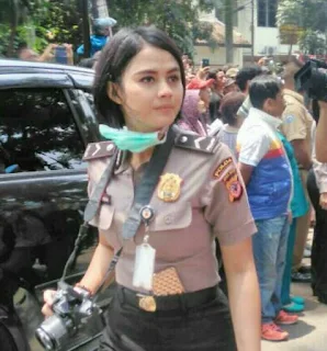 Polwan Cantik Bripda Ismi Aisyah Curi Perhatian di Lokasi Ledakan Bom di Bandung