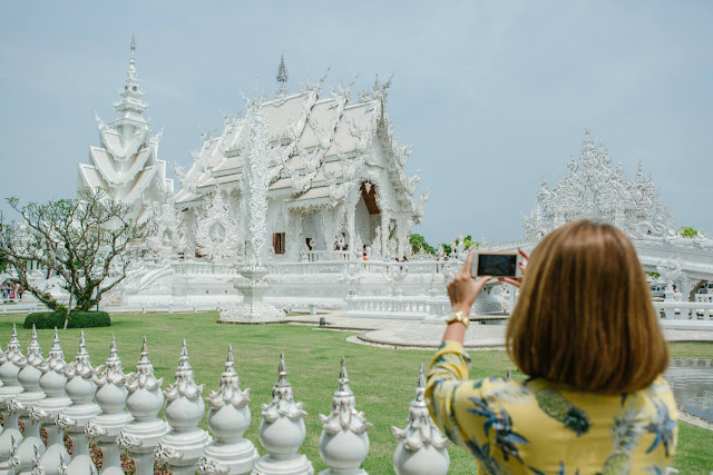 Khác với màu vàng chủ đạo của các ngôi chùa ở Thái Lan, nơi được mệnh danh là "Xứ sở Chùa Vàng", Wat Rong Khun được bao phủ bởi một màu trắng sáng tượng trưng cho sự tinh khiết, chiếu rọi của Phật giáo.