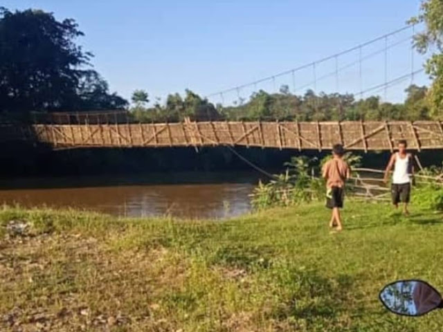 Kayu Penahan Tali Seling Rapuh, Jembatan Gantung di Kiungkang Miring dan nyaris Roboh