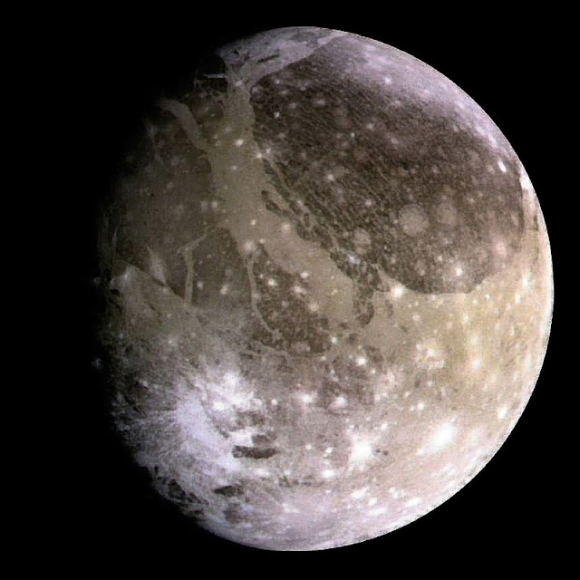 Foto de Ganimedes feita pela sonda Galileo