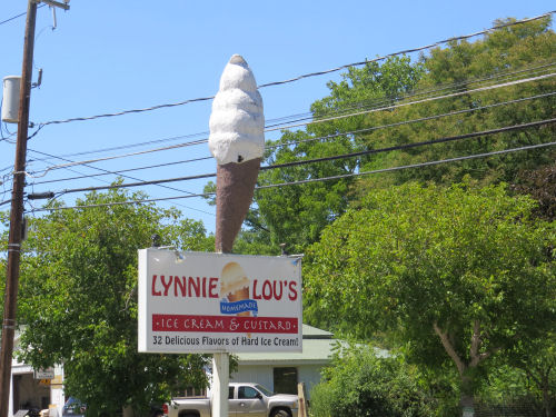 Lynnie Lou's ice cream sign