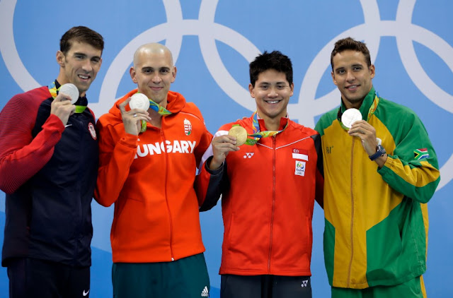 Michael Phelps USA (kiri), Laszlo Cseh HUN,Joseph Schooling SGP dan Chad le Clos RSA saat upacara medali setelah gaya kupu-kupu 100m Putra Olimpiade Rio 2016
