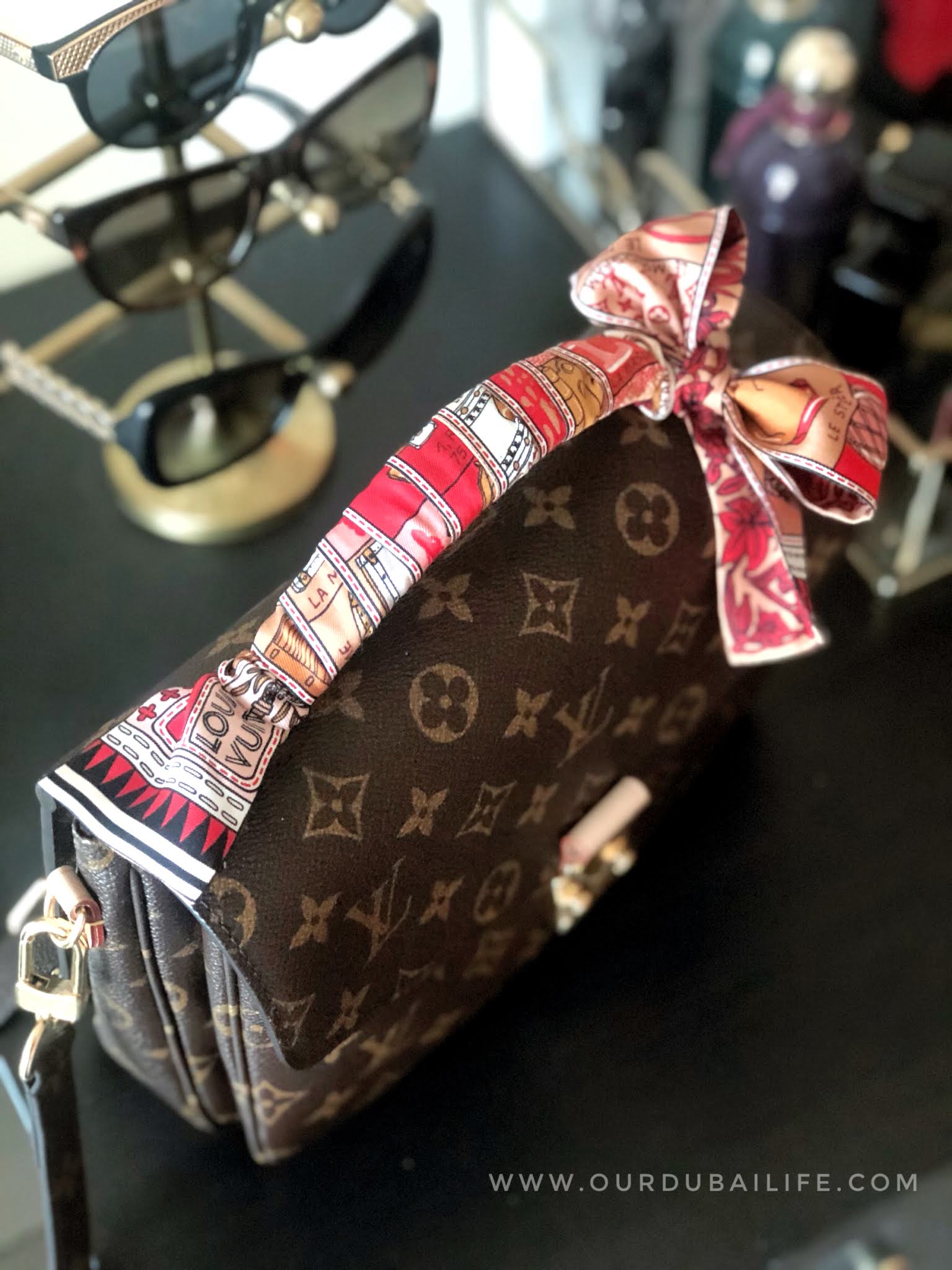 Louis Vuitton Pochette Métis bandeau handle