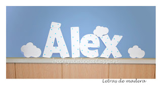 letras de madera infantiles para pared Alex con siluetas de nubes babydelicatessen
