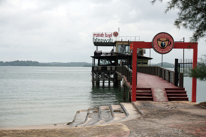 Kedai Kopi Fatmawati di pantai Coastarina