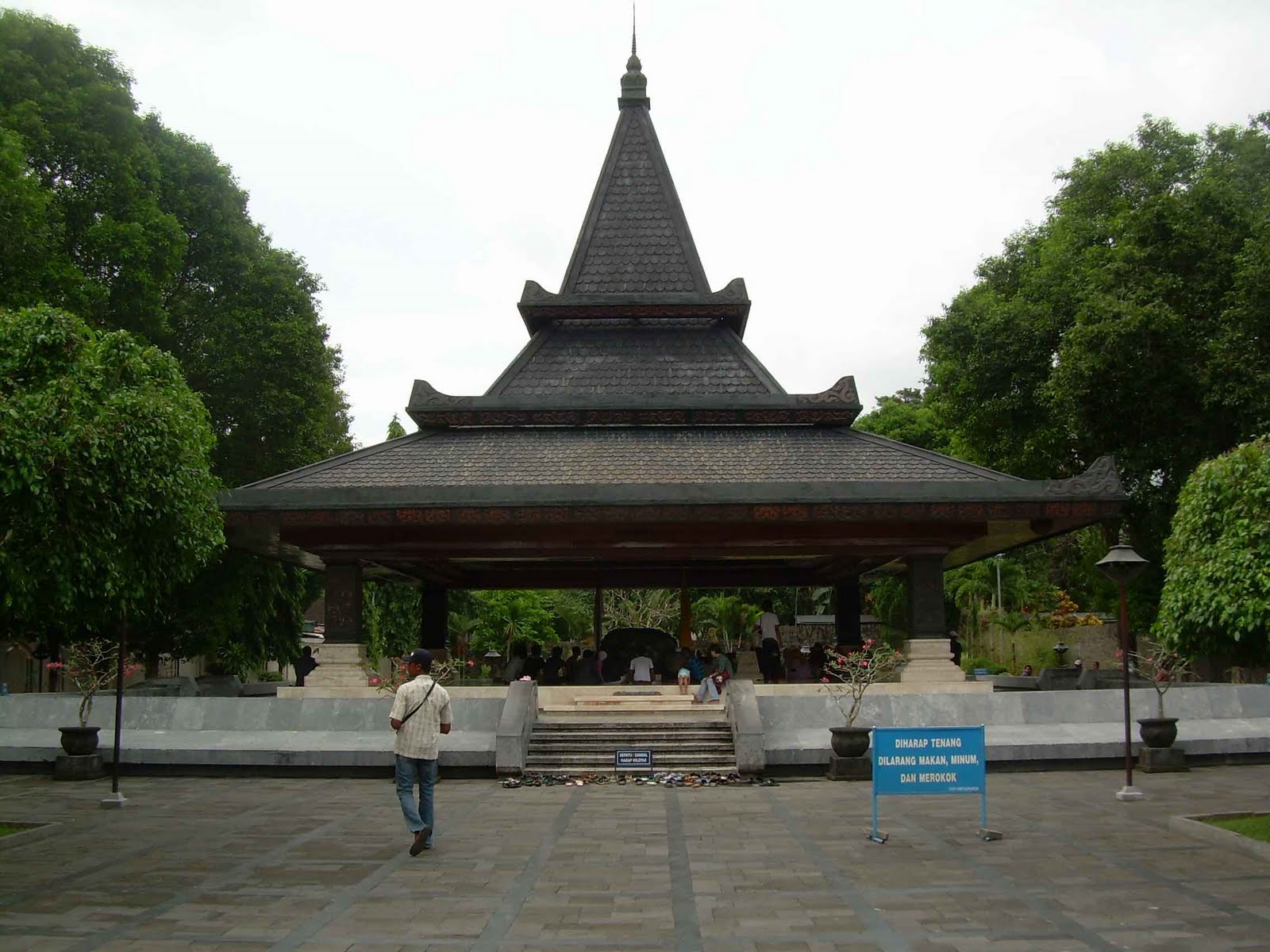 Aneka ragam produk kota Blitar Taman wisata makam Bung Karno