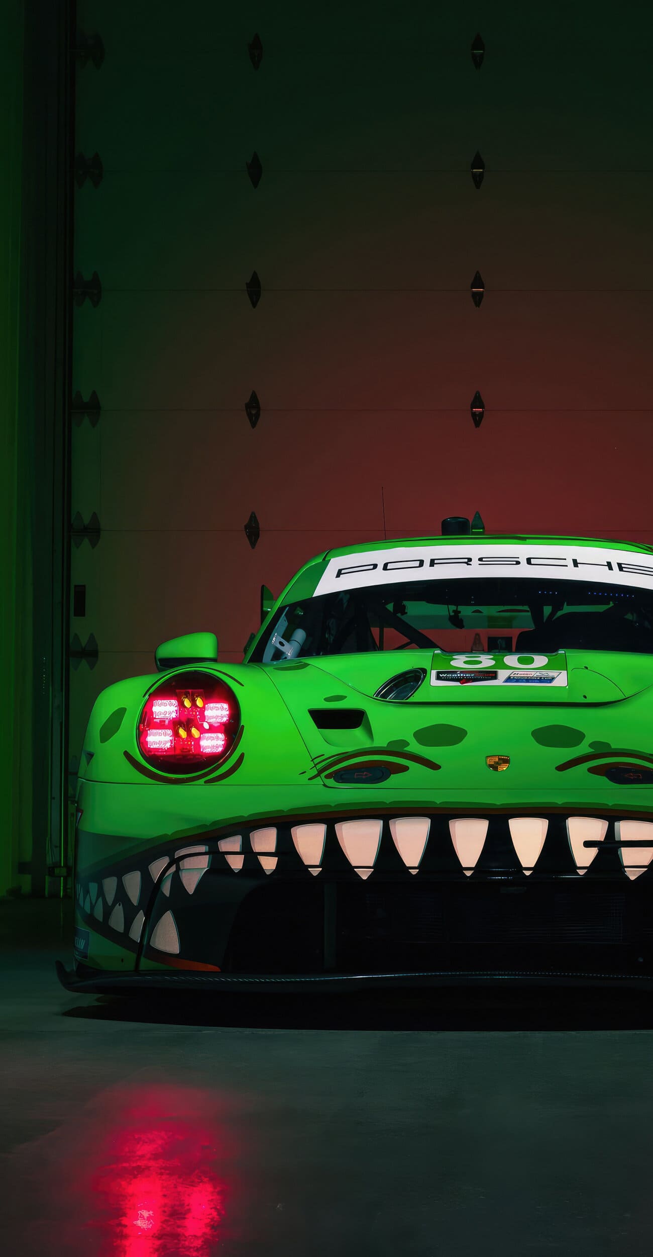خلفية سيارة بورش خضراء فخمه بجودة 4K للايفون