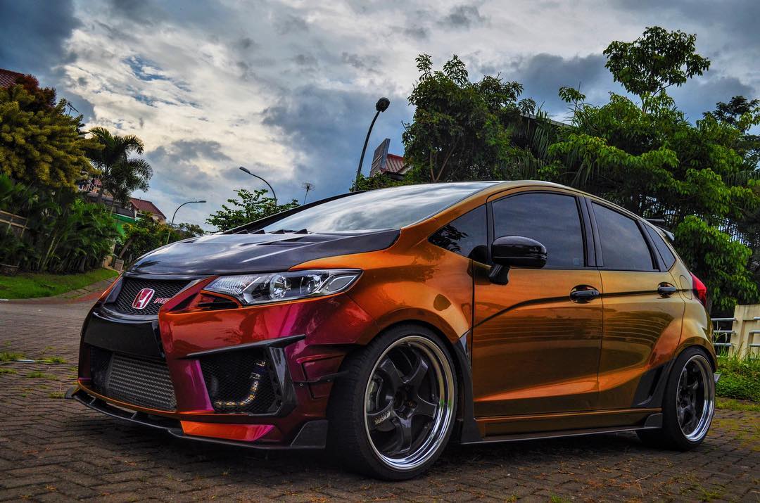  Modifikasi  Mobil All New Jazz Full BodyKit Warna Bunglon 