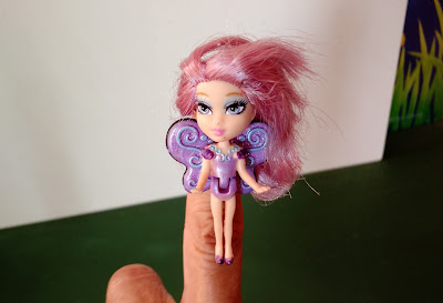 Anel com mini boneca fada borboleta lilas, coleção Barbie fairytopia ou mermaidia - o anel é destacável  5cm de altura R$ 12,00