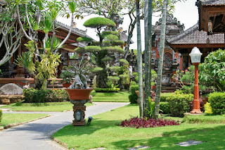 Traditional Balinese house. Традиционный балийский дом.