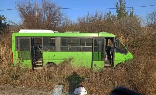 Ένας νεκρός και τρεις τραυματίες σε σύγκρουση αυτοκινήτου με λεωφορείο της αστυνομίας