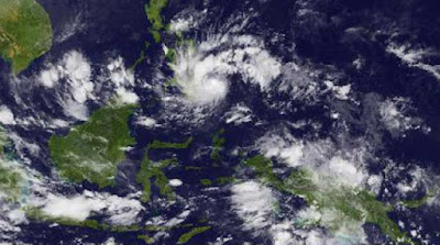 Ambon, Malukupost.com - Stasiun Meteorologi Pattimura Ambon menyatakan, adanya tekanan rendah di wilayah perairan Laut Arafura mempengaruhi kondisi cuaca di Maluku pada beberapa hari kedepan. Kepala Stasiun Meteorologi Pattimura Ambon, Ot Oral Sem Wilar, dikonfirmasi, Minggu (20/1), mengatakan, kondisi itu dapat menyebabkan terjadinya pumpunan angin di sekitar wilayah Maluku bagian Selatan dan pembelokan massa udara di sekitar wilayah Maluku bagian Tengah.