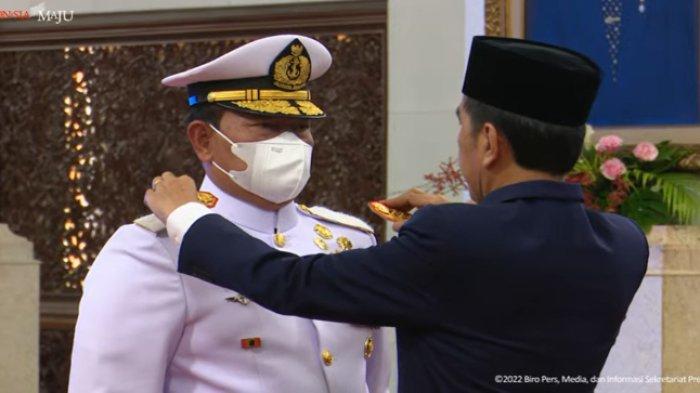 Jokowi meminta Panglima TNI Laksamana Yudo menjaga persatuan dan kesatuan serta kepercayaan masyarakat