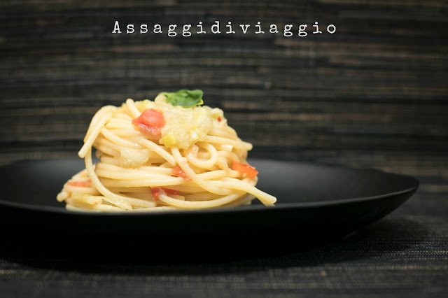 Spaghettoni ai cipollotti e peperoncini de "Il luogo di Aimo e Nadia"