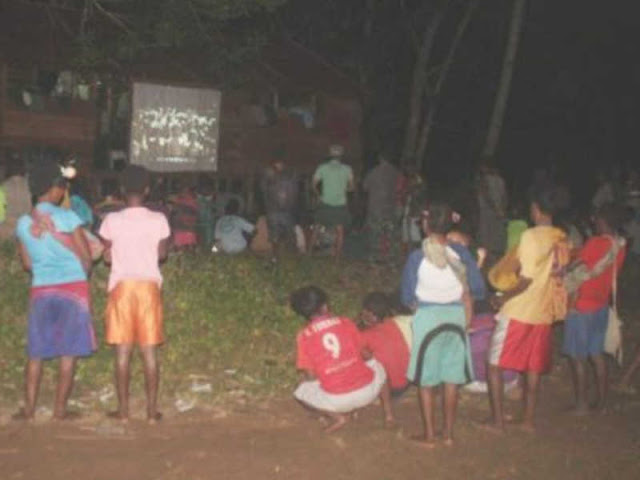 Satgas TMMD Kodim Merauke Hibur Warga Bifo dengan Nonton Bersama