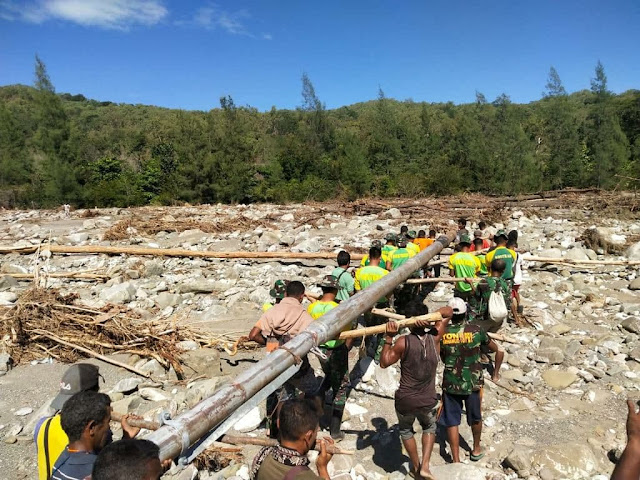 Banjir Telah Surut, Satgas Pamtas RI-RDTL Sektor Barat Terjunkan Personelnya Perbaiki Irigasi