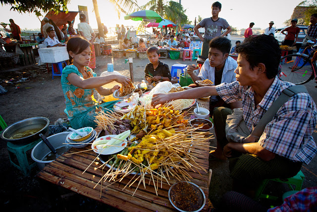 Giống như tất cả những thành phố còn lại của đất nước Phật giáo này, cái bạn có thể tìm thấy dễ nhất không phải đồ ăn ngon hay cửa hàng tạp hóa mà chính là những ngôi đền chùa với lối kiến trúc đặc trưng. 