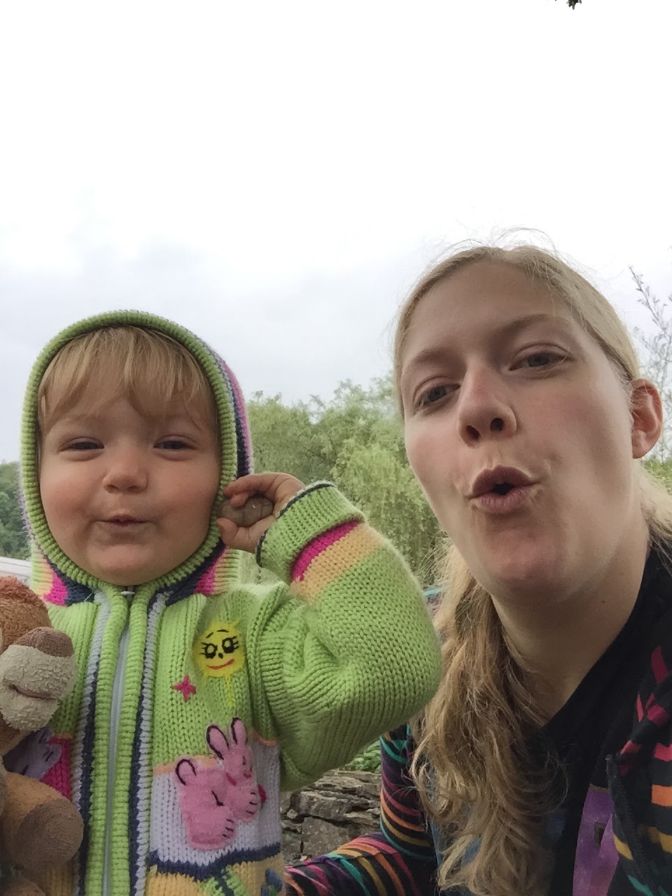 Elle a aussi adoré jouer dans les cailloux et faire des grimaces avec Maman