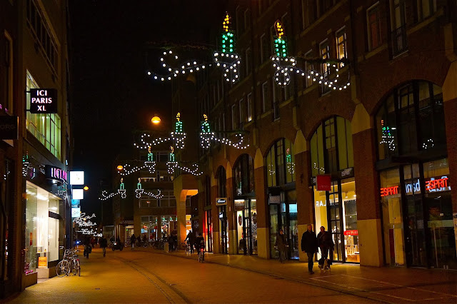 Afbeelding van kerstverlichting in het centrum van Groningen.