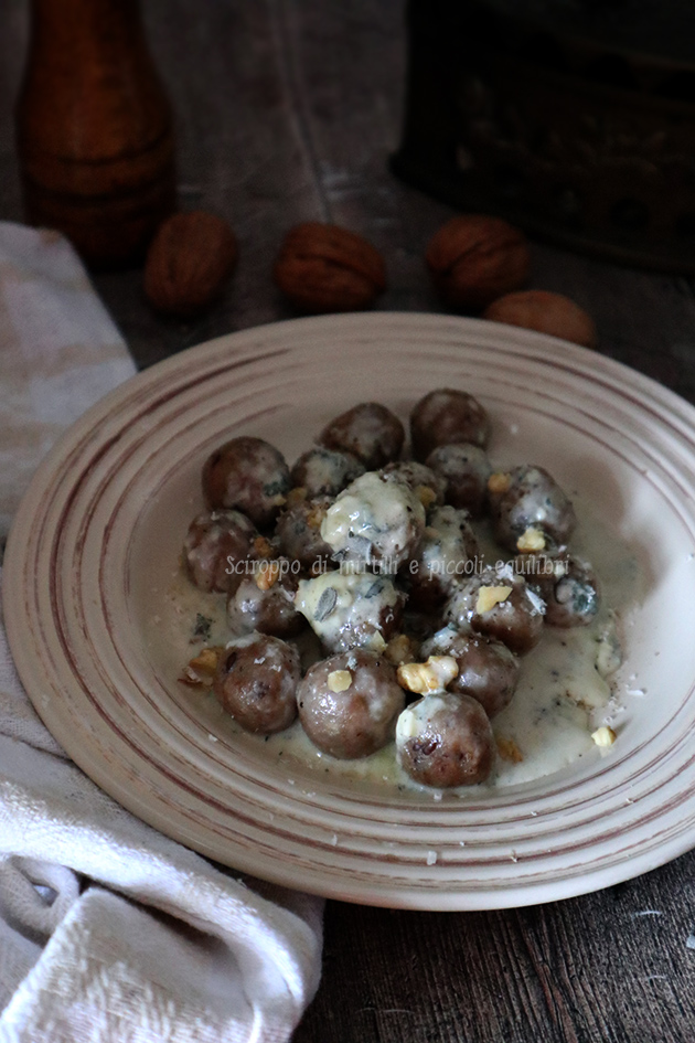 Gnocchi di pane di segale, orzo, avena conditi con formaggio erborinato piccante, salvia e noci