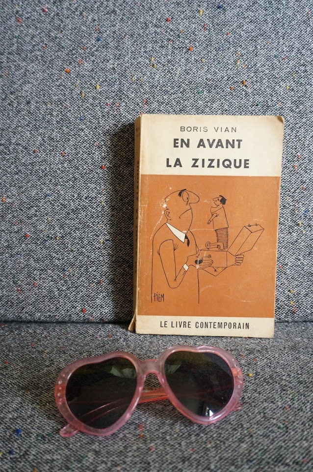 En avant la zizique de Boris Vian, 1ère édition de 1958  les lunettes de soleil de Dolorès Haze 