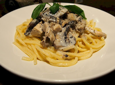 Pasta with a sauce of mushrooms and Tuscan truffle oil