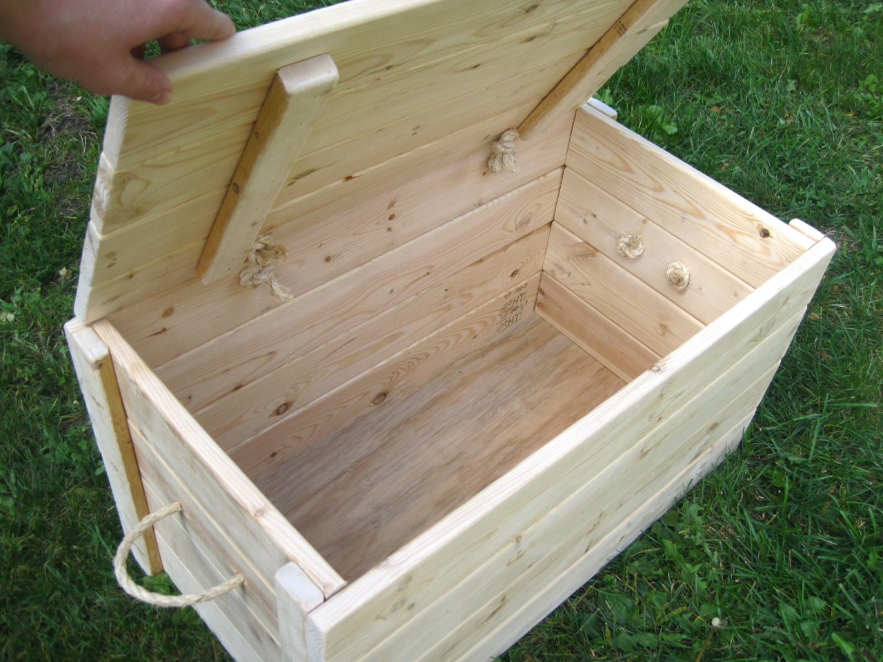 Easy plans for a toy box  Quick Woodworking Projects