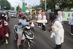 Kodim Banyumas Beserta BRI Cabang Purwokerto Bagi Takjil