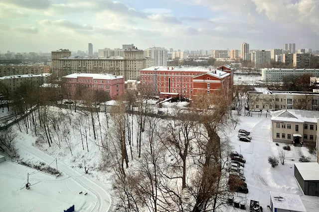 вид из бизнес-центра DM Tower, Варшавское шоссе, общежитие бывшей Камвольно-прядильной фабрики Московского объединения «Октябрь» (здание построено в 1907 году), Колледж имени Маршала В. И. Чуйкова – бывшие казармы Даниловской камвольной прядильни (здание построено в 1893-1902 годах)