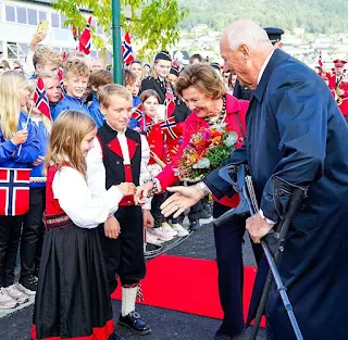 King Harald V and Queen Sonja embarked into county trips