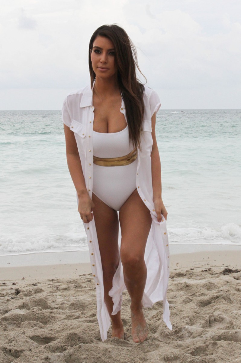 Kim-Kardashian-Wearing-Sexy-White-Swimsuit-While-Filming-On-Miami-Beach-16.jpg