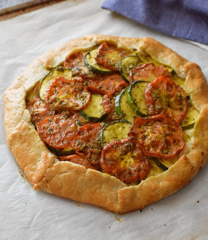 Galette de tomates y calabacín con masa quebrada casera. Receta