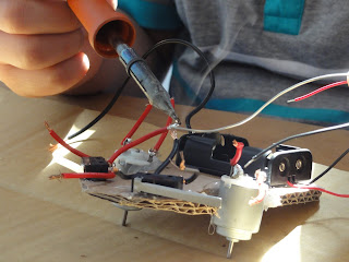 http://www.fondation-lamap.org/fr/page/26672/sequence-3-construisons-un-robot-mobile
