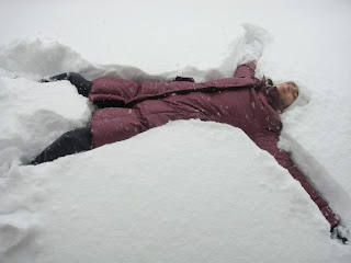 allongée dans la neige