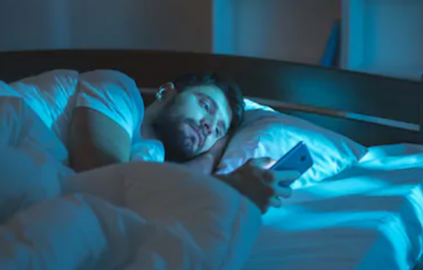 SAFAHAD - Smartphones, tablets and e-readers should have an automatic "bedtime mode" that stops them disrupting people's sleep, says a leading doctor.