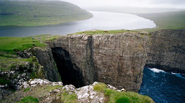 El Lago Sørvágsvatn en las Islas Feroe