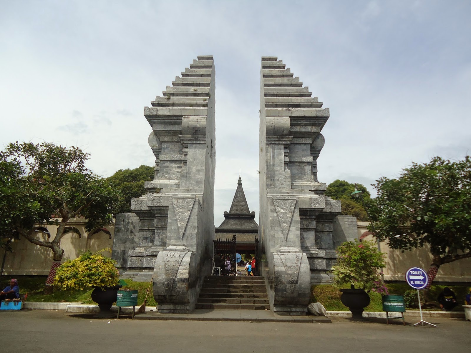 ZULVIA RUMAIDA BERZIARAH KE MAKAM BUNG KARNO WISATA 