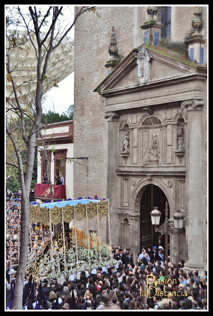 Palio de la Virgen de Las Angustias entrando en La Anunciación Semana Santa Madrugá 2013