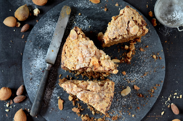 torta-alle-mandorle-e-caffe-con-briciole-speziate