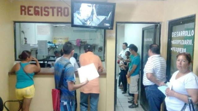  Madre intenta registrar a su hijo como Pokémon Pikachu, pero en Registro Civil no la dejan.